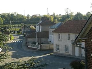 Mairie & Ecole de Mainières vus du cimetière. - Maisnières