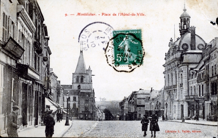 Place de l'Hôtel de Ville, vers 1910 (carte postale ancienne). - Montdidier