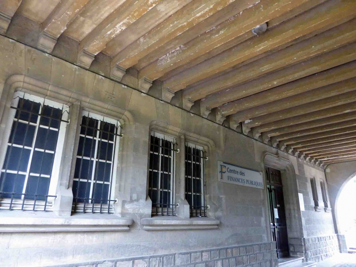 Le centre des Impôts sous le porche du prieuré - Montdidier
