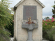 le monument aux morts au dos de la chapelle