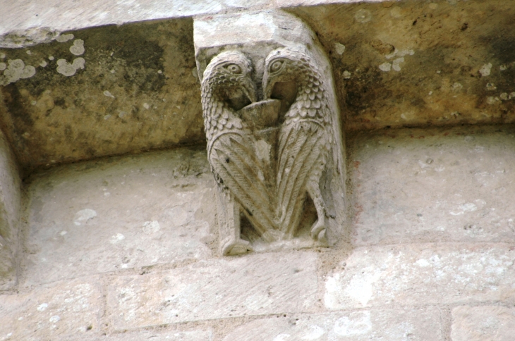 Modillon , oiseau sculptés église romane St Pierre  - Aulnay