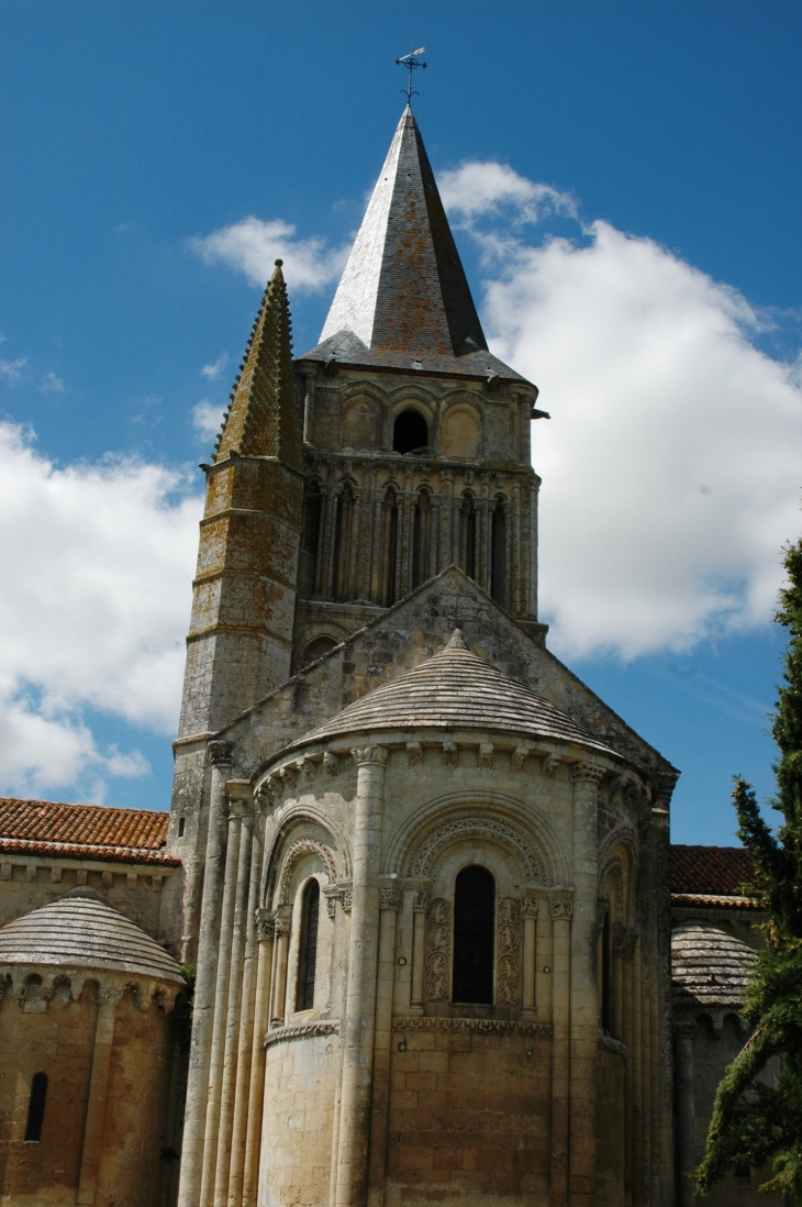 Le chevet de l'église St Pierre  - Aulnay