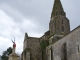 Eglise Notre-Dame du XIIe siècle et le Monument aux Morts.