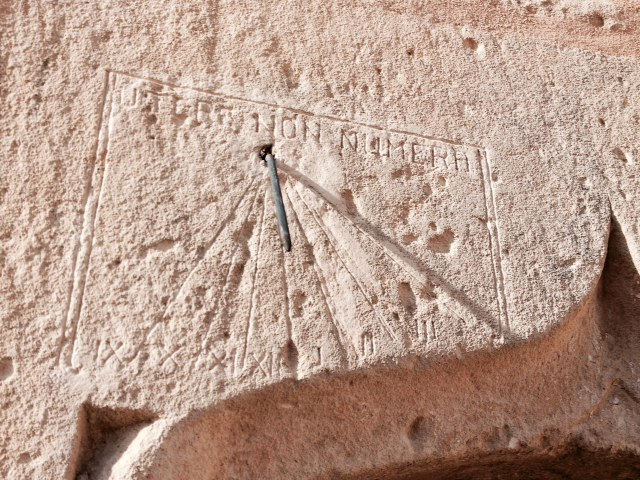 Le cadran solaire de l'église et son inscription latine  - Clérac