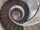 L'escalier métallique à vis de 300 marches du phare de la Coubre et ses parois recouvertes d'opaline blanche et bleue.