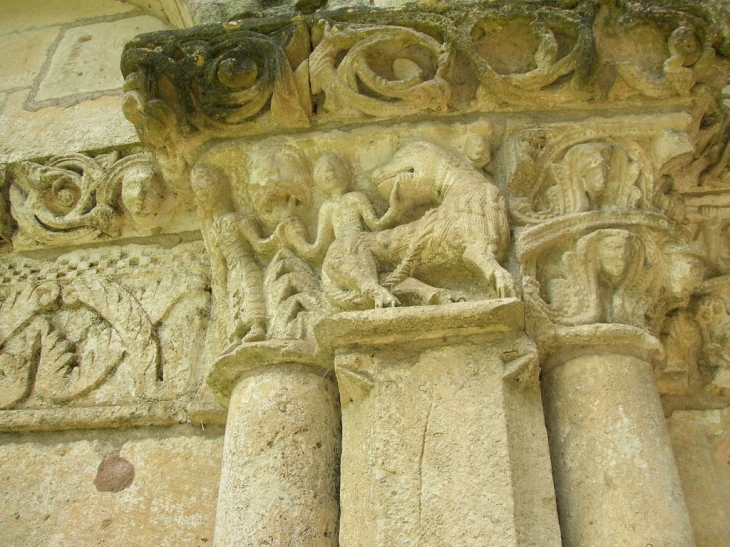 église détail du portail - Le Douhet