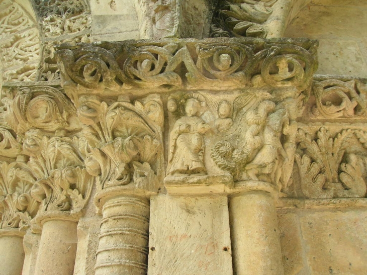 église détail du portail - Le Douhet