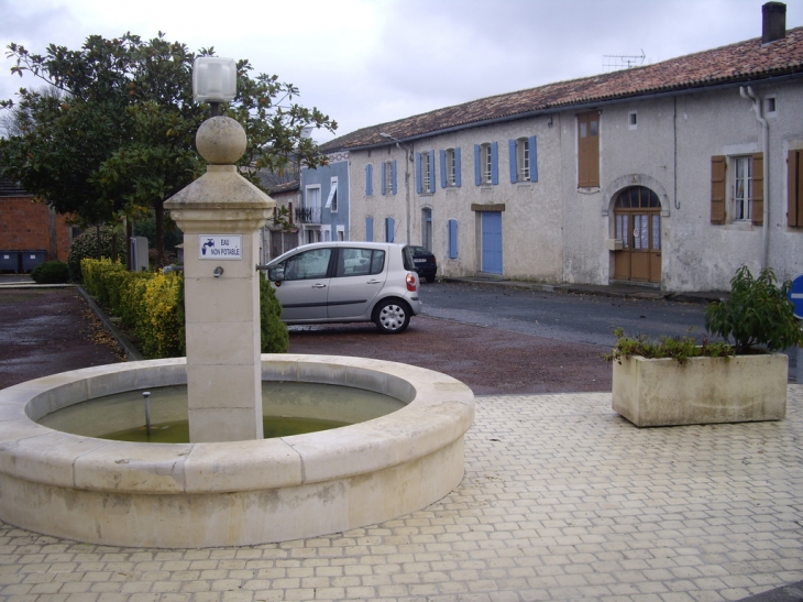 La place et la fontaine. - Léoville
