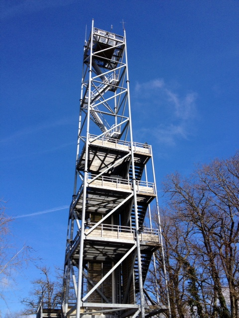 Maison de la forêt: pylone de surveillance et d'observatiob. - Montlieu-la-Garde