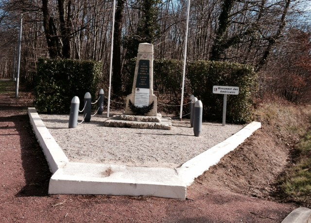 Monument des américains en hommage à l'équipage d'une forteresse volante abattue au dessus de Montlieu la Garde par un chasseur allemand le 31 décembre 1943. - Montlieu-la-Garde