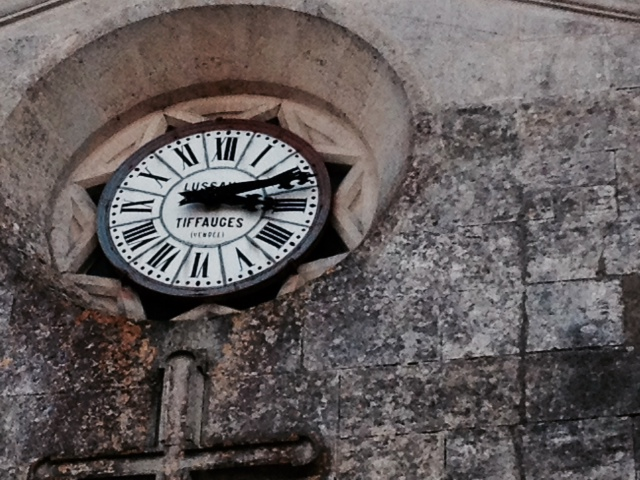 L'horloge de l'église Notre Dame de l'Assomption. - Montlieu-la-Garde