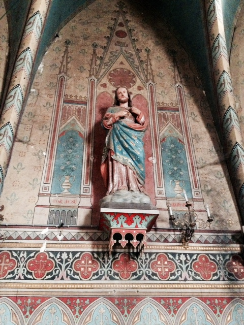 Statue et décor peint dans le coeur de l'église. - Montlieu-la-Garde