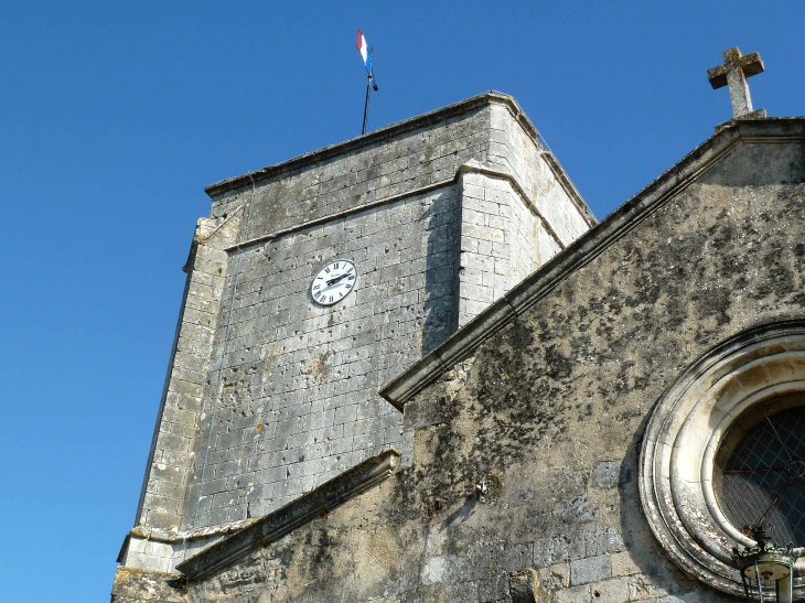 Le-clocher-de-l-eglise-fortifiee-saint-philibert. Ce clocher est un donjon quadrangulaire presque aveugle. - Nieul-sur-Mer
