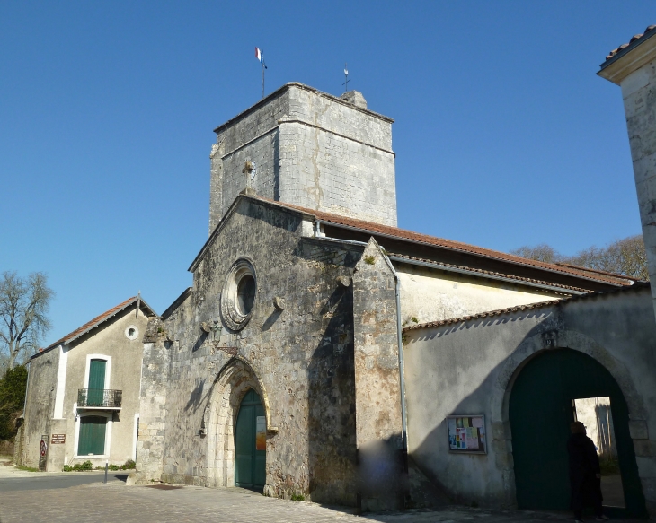 Eglise fortifiée Saint-Philibert du XVe siècle. - Nieul-sur-Mer