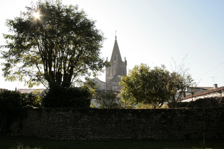 L' Eglise Saint-Pierre - Pont-l'Abbé-d'Arnoult