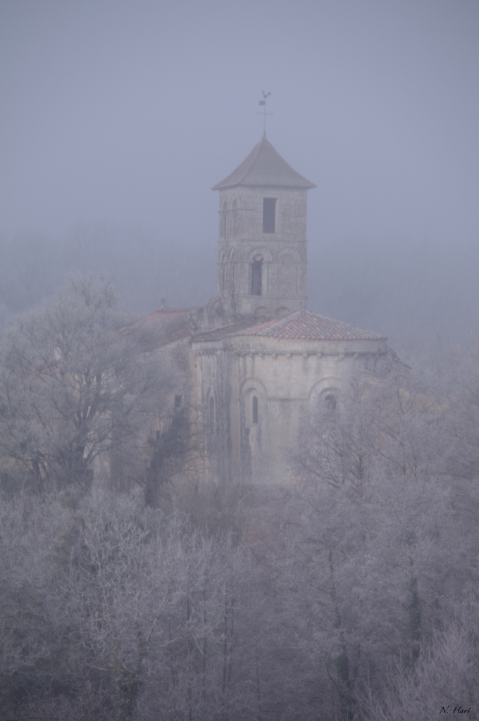 Eglise sous brouillard givrant - Saint-Bris-des-Bois