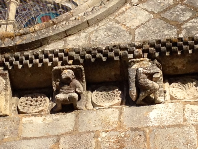 Modillons sculptés de la façade de l'église. - Saint-Fort-sur-Gironde