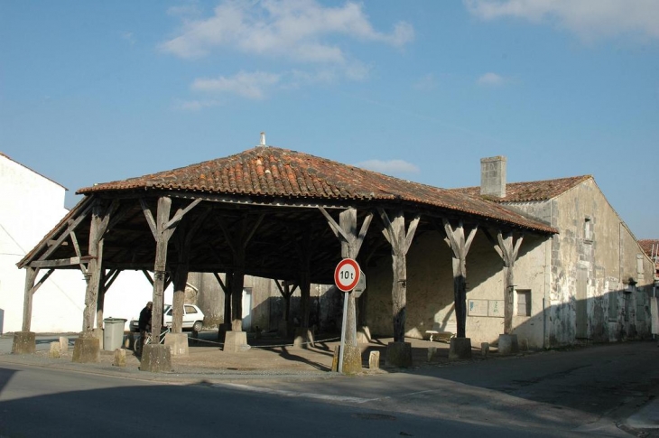 Saint-Jean-d'Angle Les halles médiévales