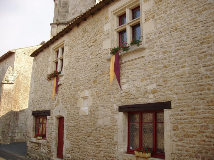 St Jean d'Angle, belle façade pendant la fête médiévale - Saint-Jean-d'Angle