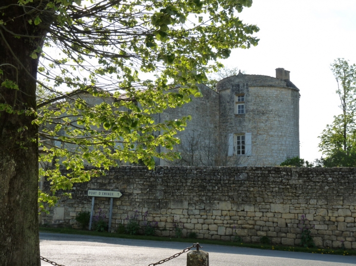 Chateau derrière l'Eglise de St Saturnin - Saint-Saturnin-du-Bois