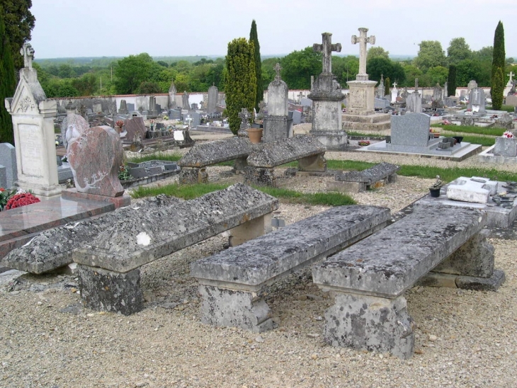 Le cimetière - Saint-Saturnin-du-Bois