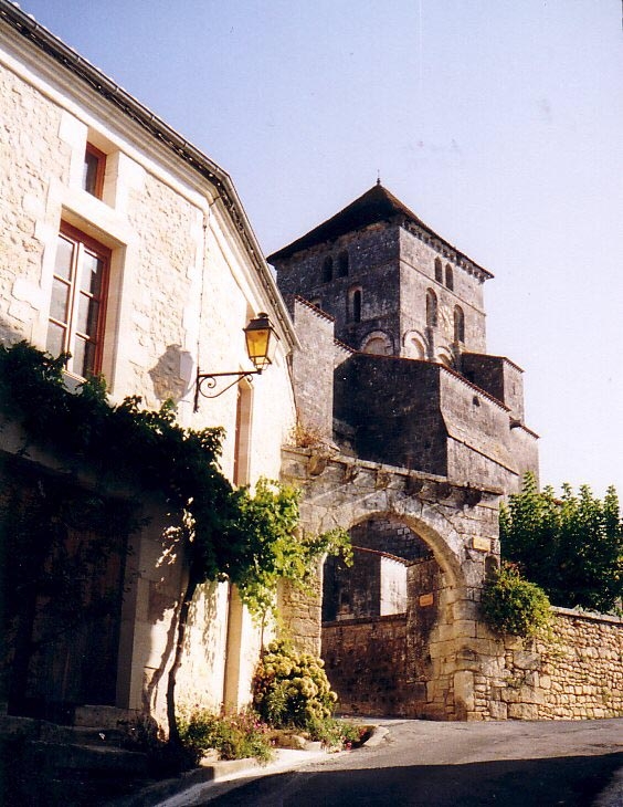 L'église et son porche - Saint-Sauvant