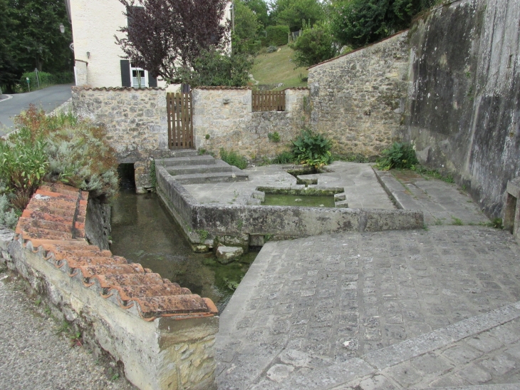 Lavoir et ruisseau  - Saint-Sauvant