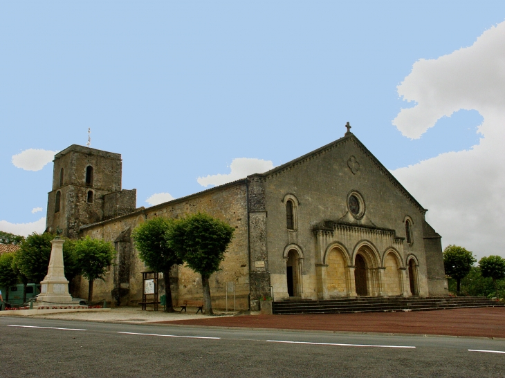 Eglise Saint-Thomas - Cet imposant sanctuaire s'élève au centre d'une vaste place autrefois occupée par le cimetière paroissial. - Saint-Thomas-de-Conac