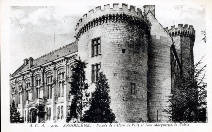 Façade de l'hôtel de ville et Tour Marguerite le Valois, vers 1920 (carte postale ancienne). - Angoulême