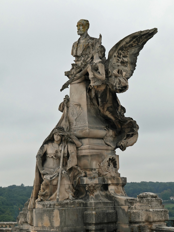 Ville haute : la statue de Carnot sur les remparts - Angoulême