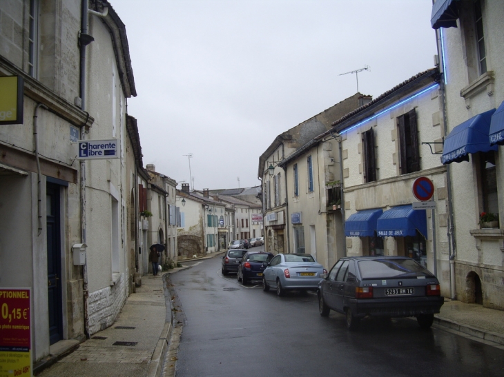 Rue du Champ de Foire. - Baignes-Sainte-Radegonde