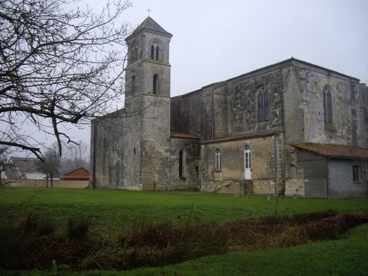 Eglise abbatiale St Etienne 11ème. - Baignes-Sainte-Radegonde
