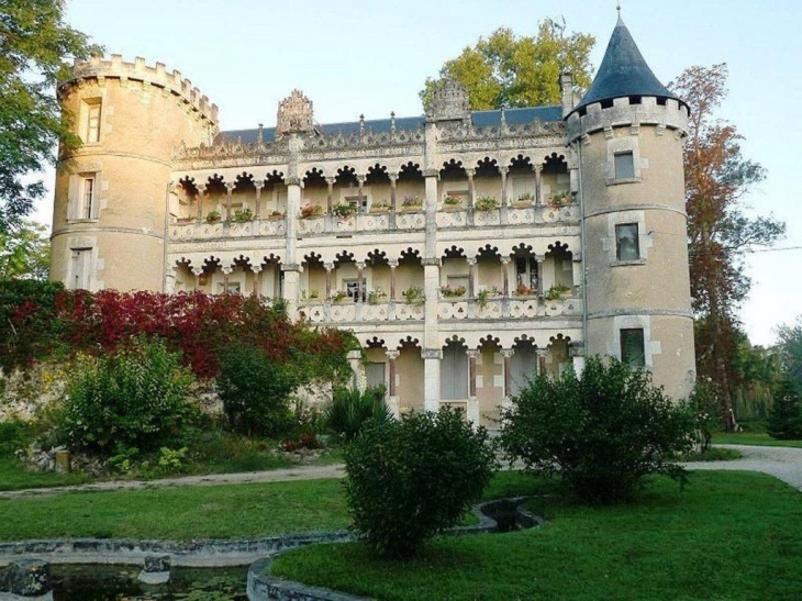 Château d'un érudit qui parcourut  le monde - Baignes-Sainte-Radegonde
