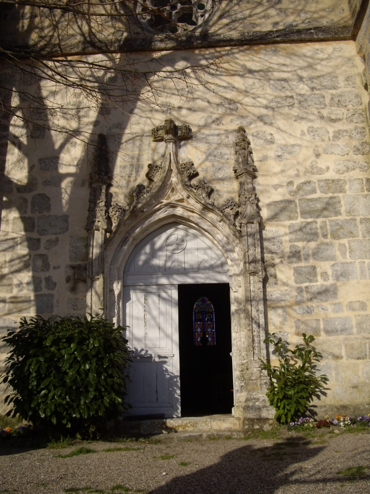 Le portail de l'église. - Brie-sous-Barbezieux