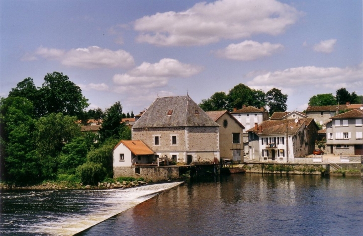 Le pont et l'ancien moulin - Chabanais