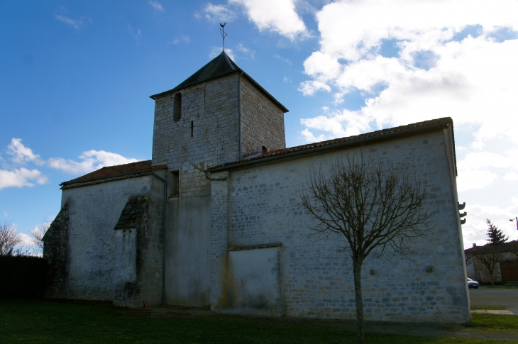 La façade nord de l'église Saint Pierre. - Chenommet