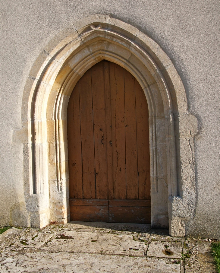 Le portail de l'église saint Pierre. - Chenommet