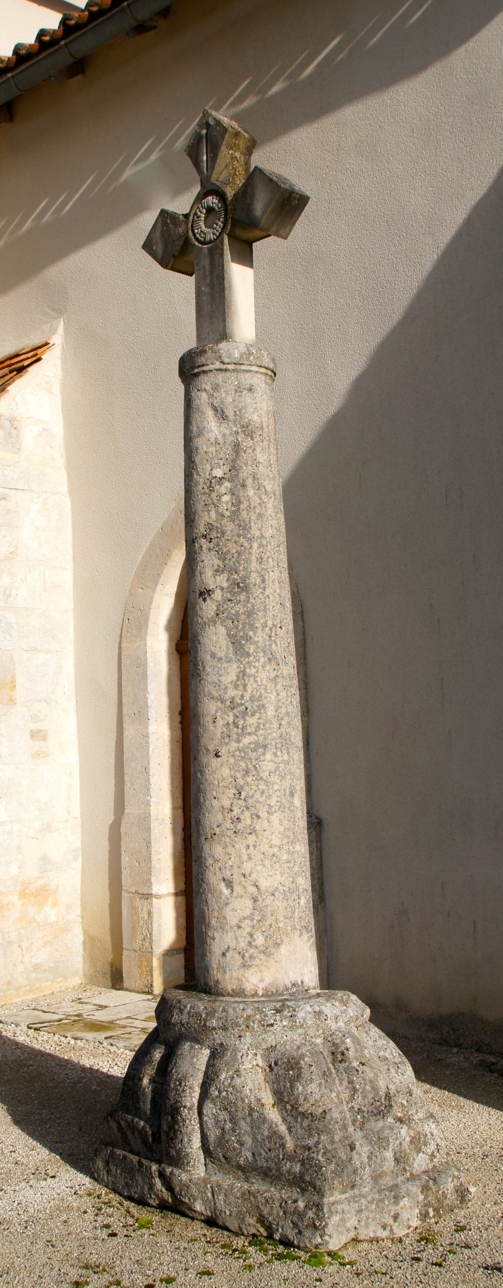 Croix ancienne près de l'église Saint pierre. - Chenommet