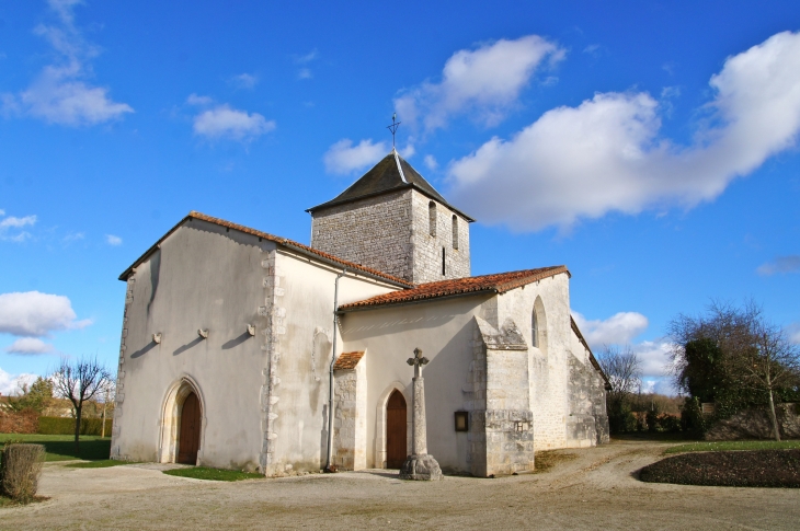 L'église paroissiale Saint-Pierre était un prieuré qui dépendait de l'abbaye Saint-pierre de Cellefrouin. Eglise en partie du XIXe siècle. - Chenommet