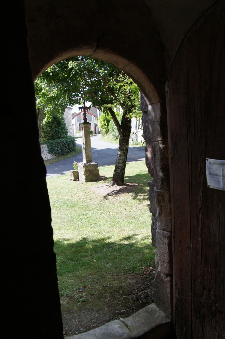 Vue de la petite porte de l'église Saint-Pierre. - Édon