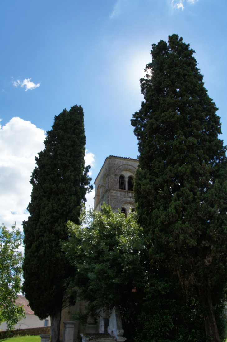 Le clocher de l'église Saint-Pierre. - Édon