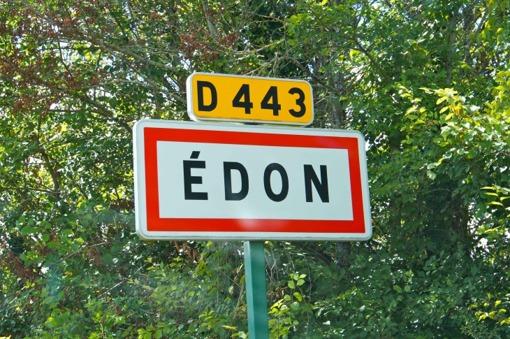 Autrefois : Eydon en 1732, dépendait de l'ancien diocèse de Périgueux. - Édon