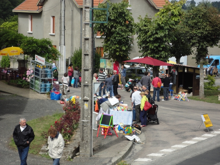  A small brocante in the village square. - Hiesse