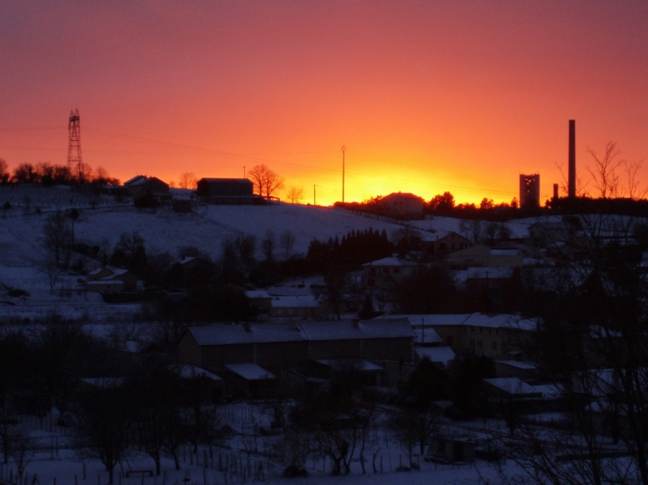 Village de breuty sous la neige et vue sur les cheminées - La Couronne