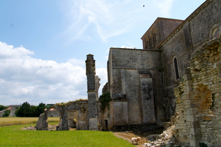 L'église fortifiée Notre Dame du prieuré de Lanville et les ruines du cloître. - Marcillac-Lanville
