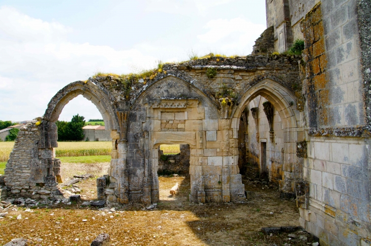 Les ruines du cloître du prieuré de Lanville attenant à l'église Notre Dame. - Marcillac-Lanville