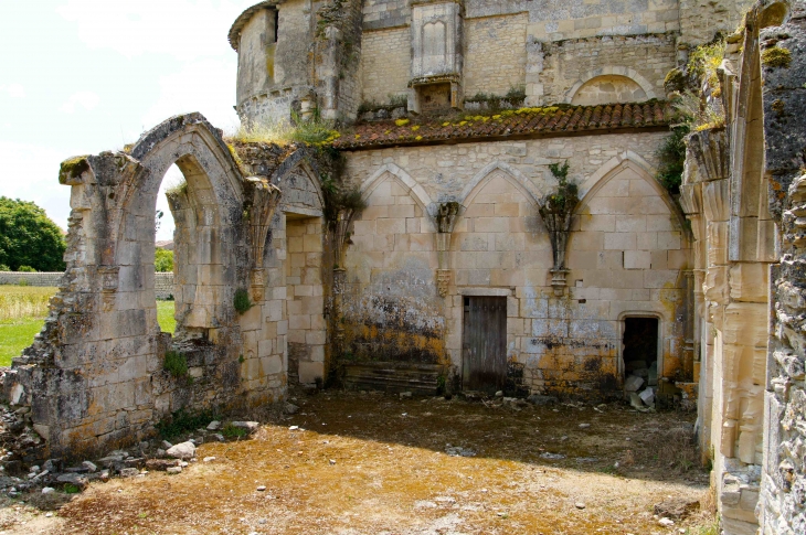 Ruines du prieuré de Lanville attenant à l'église fortifiée Notre Dame. - Marcillac-Lanville