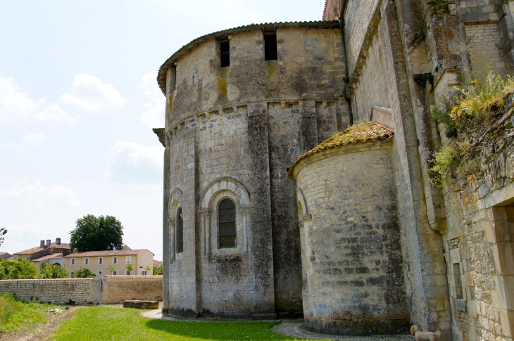 Le chevet de l'église fortifiée du prieuré de Lanville. - Marcillac-Lanville