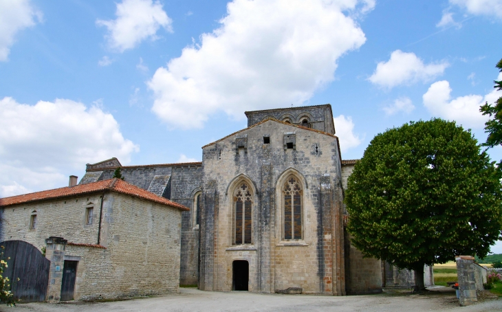 L'église Notre Dame de Lanville, XIIe siècle. Ancienne prieurale. - Marcillac-Lanville