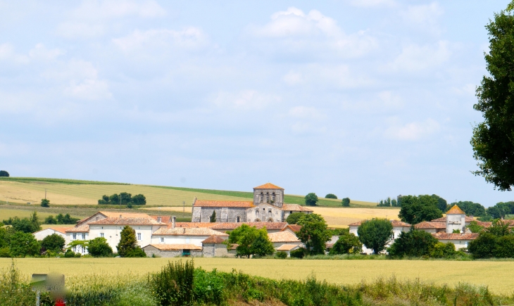 Vue sur le hameau de Lanville et son église fortifiée, Notre-Dame. - Marcillac-Lanville